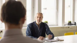 Palaveripöydässä käydään kahdenkeskistä keskustelua.